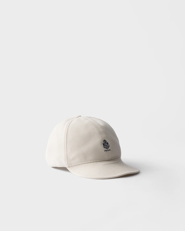 Vecchio cappello da baseball in piqué