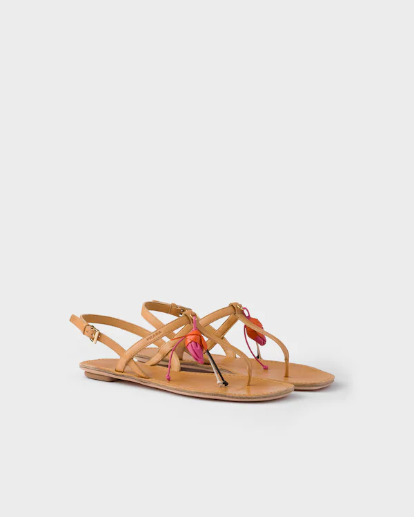 Sandali in pelle antichizzata con cinturino e decorazione floreale