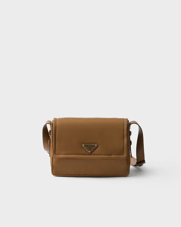 Borsa a tracolla Prada Traveller piccola in Re-Nylon imbottita