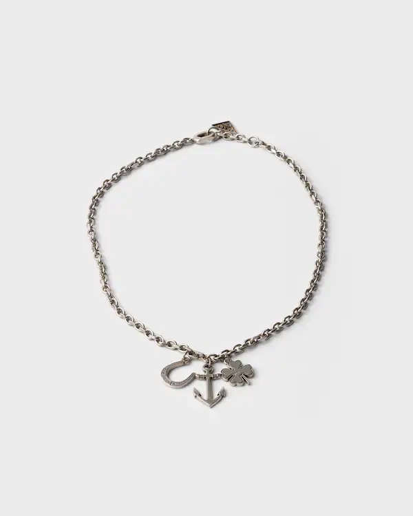 Collana con ciondolo in metallo