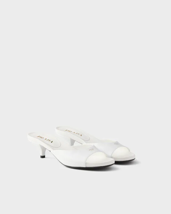 Sandali con tacco kitten in pelle lucida