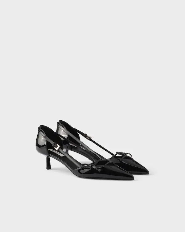 Pumps in pelle patentata con lato aperto