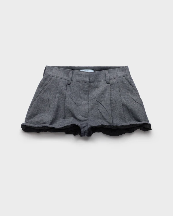 Pantaloncini in satin grigio e antiquato