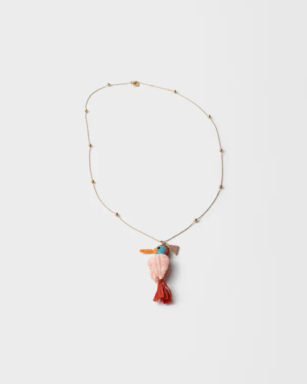 Collana in metallo e uncinetto