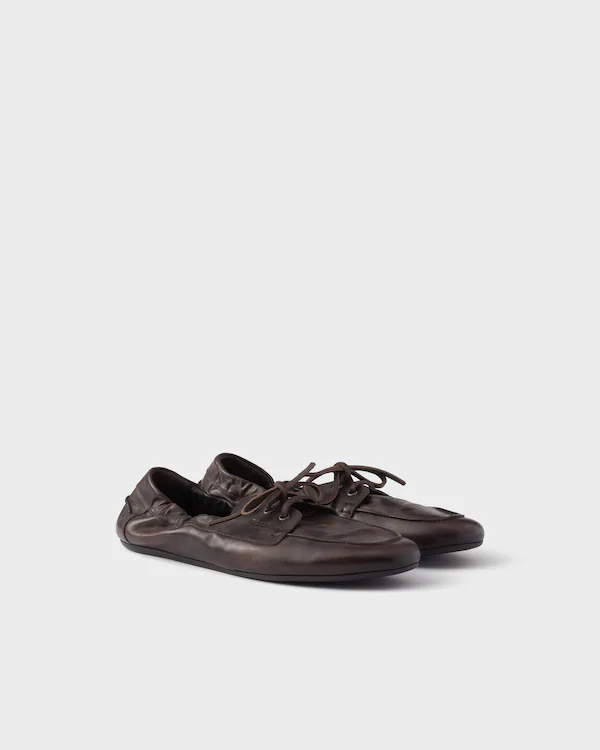 Scarpe in pelle antiquata con lacci