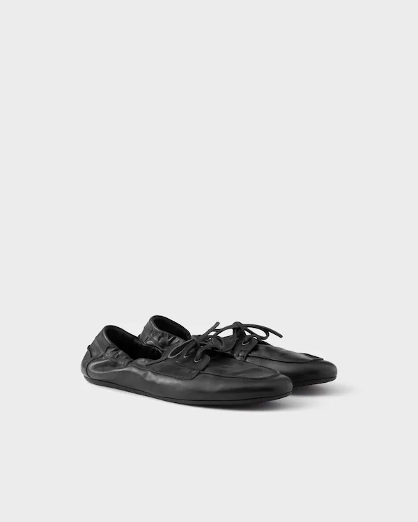 Scarpe in pelle antiquata con lacci